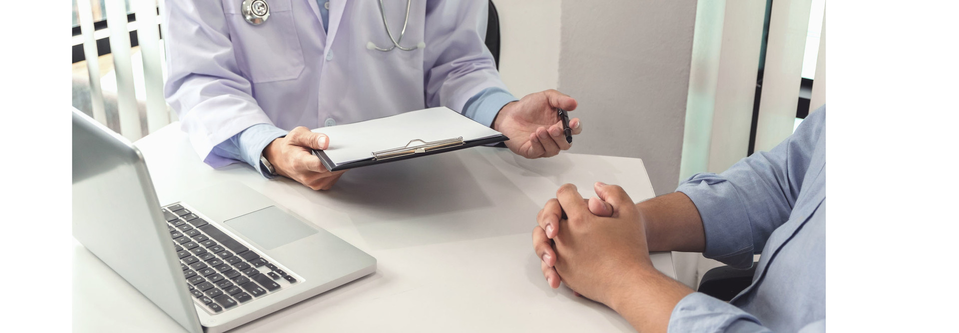 A doctor consults a patient.