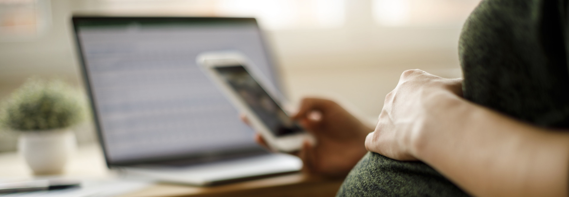 Expecting mother using a smartphone