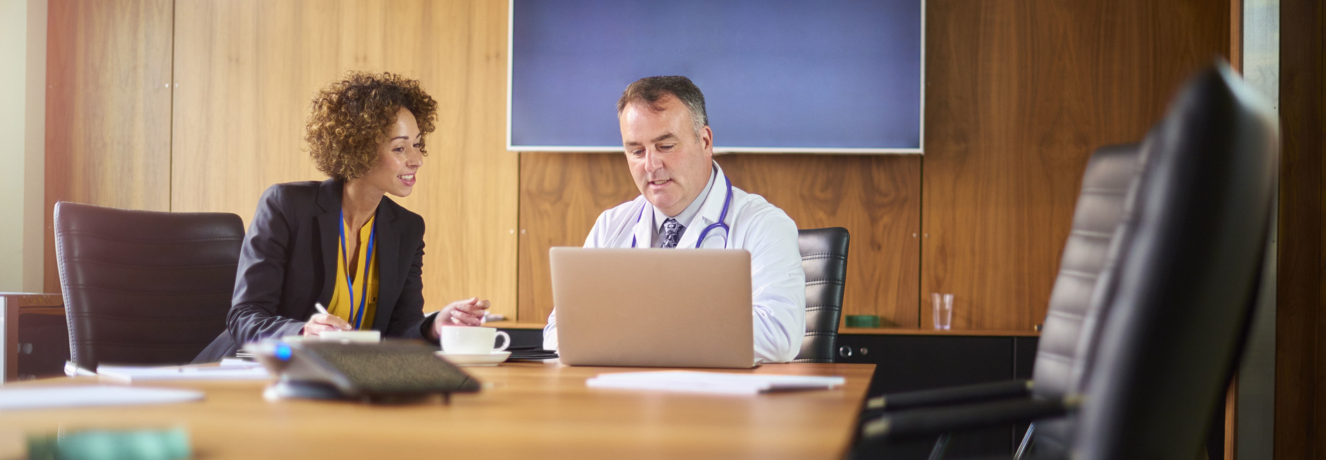 IT staff helps doctor.