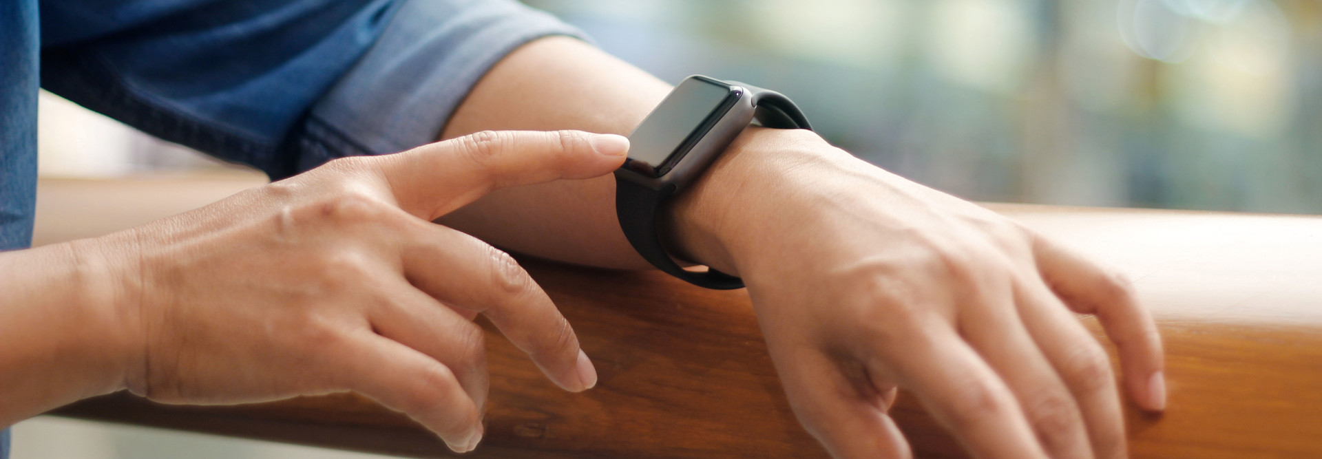 Man uses smartwatch