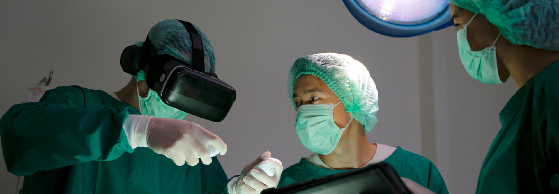 Surgeon using smart glasses