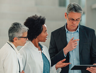 healthcare executive collaborates with physicians