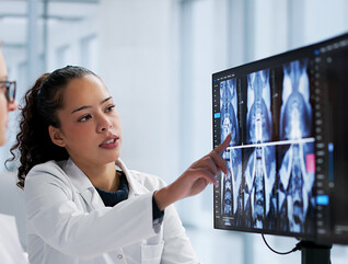 doctors look at brain scan