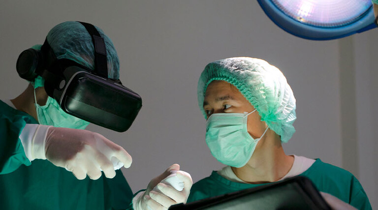 Surgeon using smart glasses