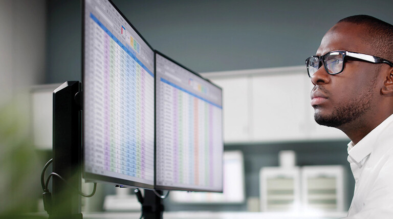 Viewing healthcare data on two monitors