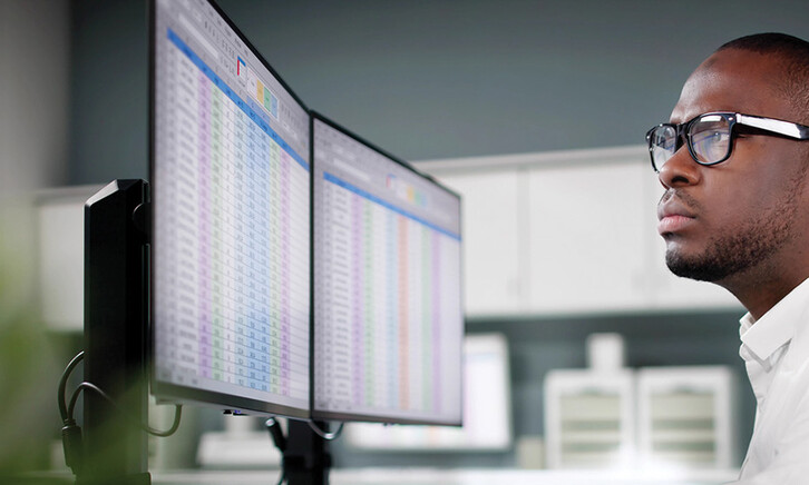 Viewing healthcare data on two monitors