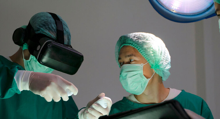 Surgeon using smart glasses