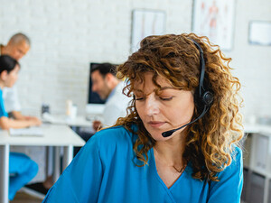 Nurse speaking to patient via phone
