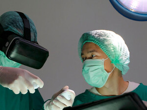 Surgeon using smart glasses