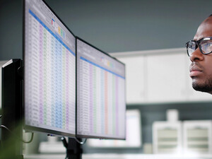 Viewing healthcare data on two monitors