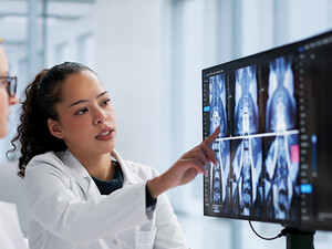 doctors look at brain scan