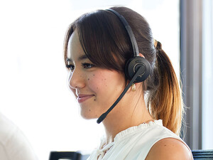 woman answers phone in contact center